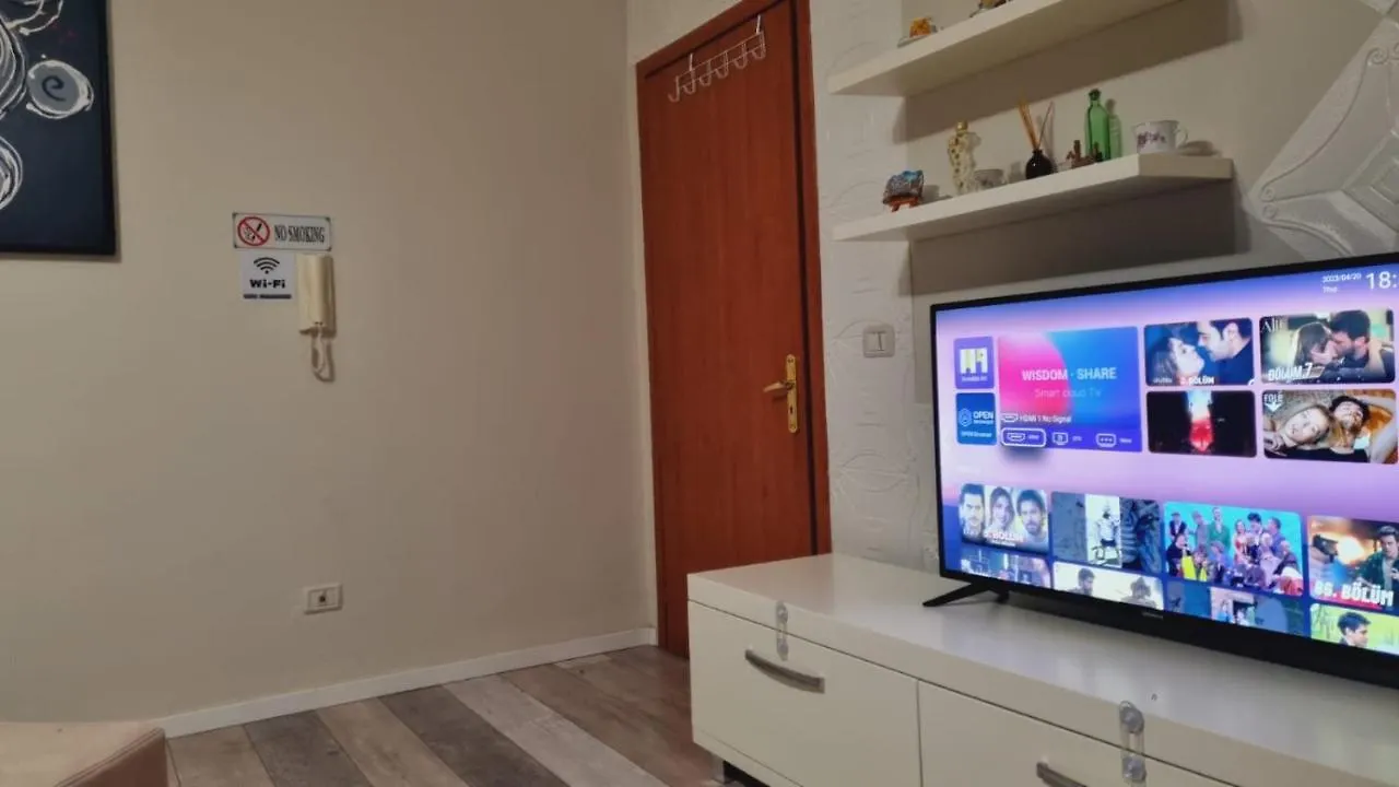 Liqeni Thate, Tirane Apartment